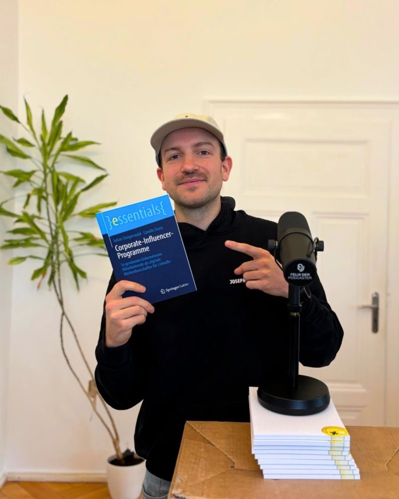 Julian Steigerwald mit seinem Buch „Corporate-Influencer-Programme“